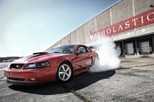 Красный Ford Mustang стартует с дымком